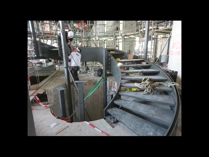 Escalier en colimaçon pendant la construction (© Vic Obdam Staalbouw BV)