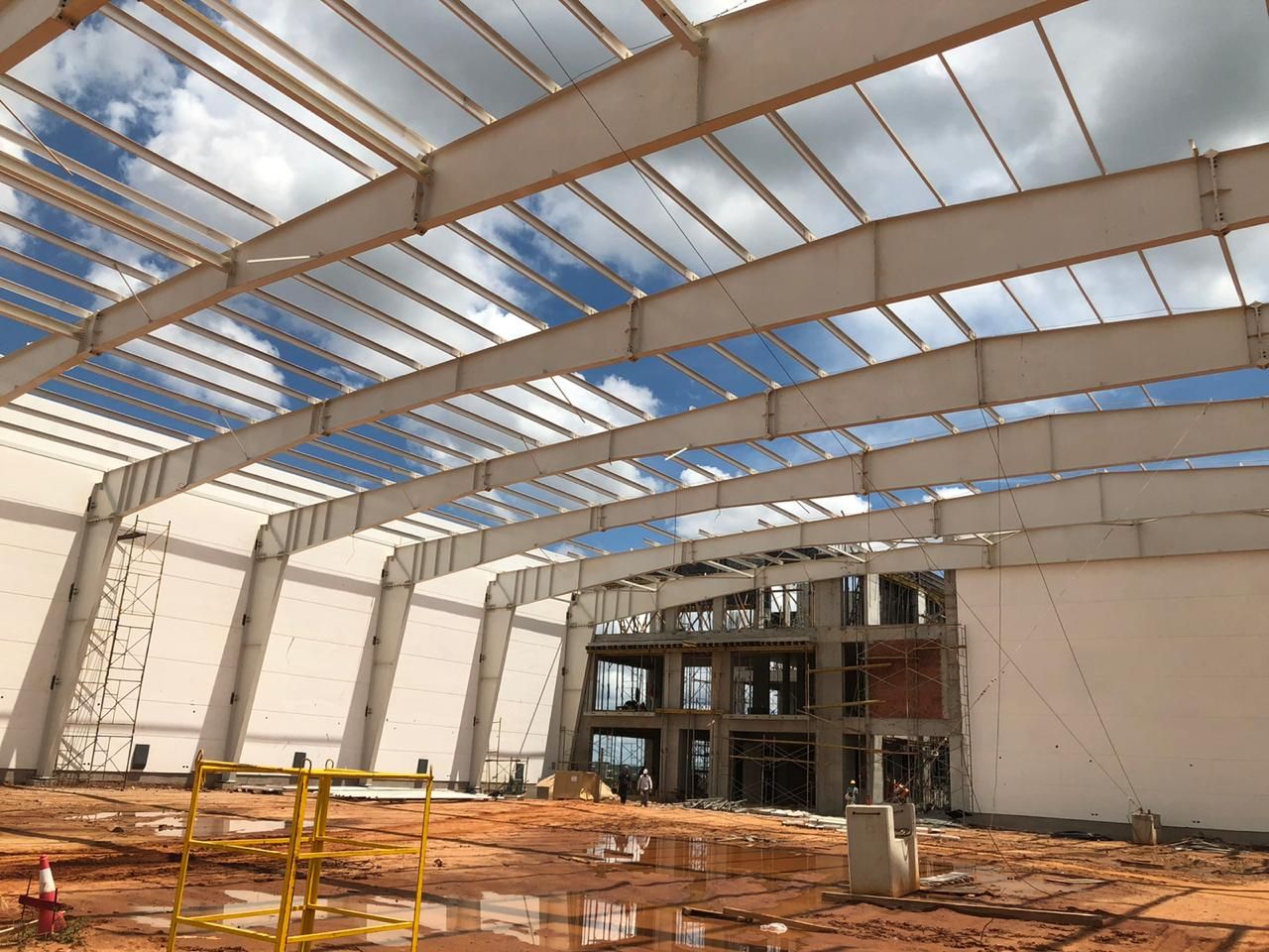 Le hangar pour avions en construction (© Metalúrgica Vera S.R.L)