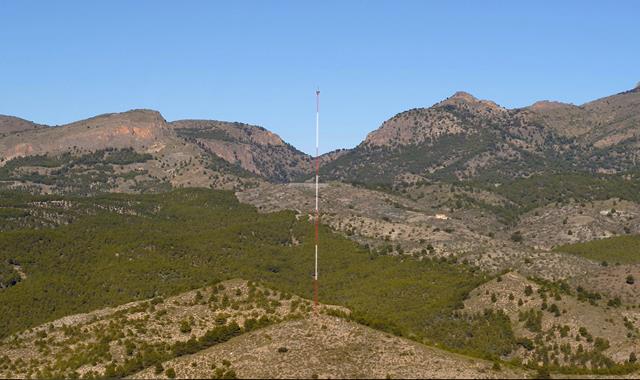 Pylône haubané de mesure du vent en Andalousie (© Lasser Eolica SL)