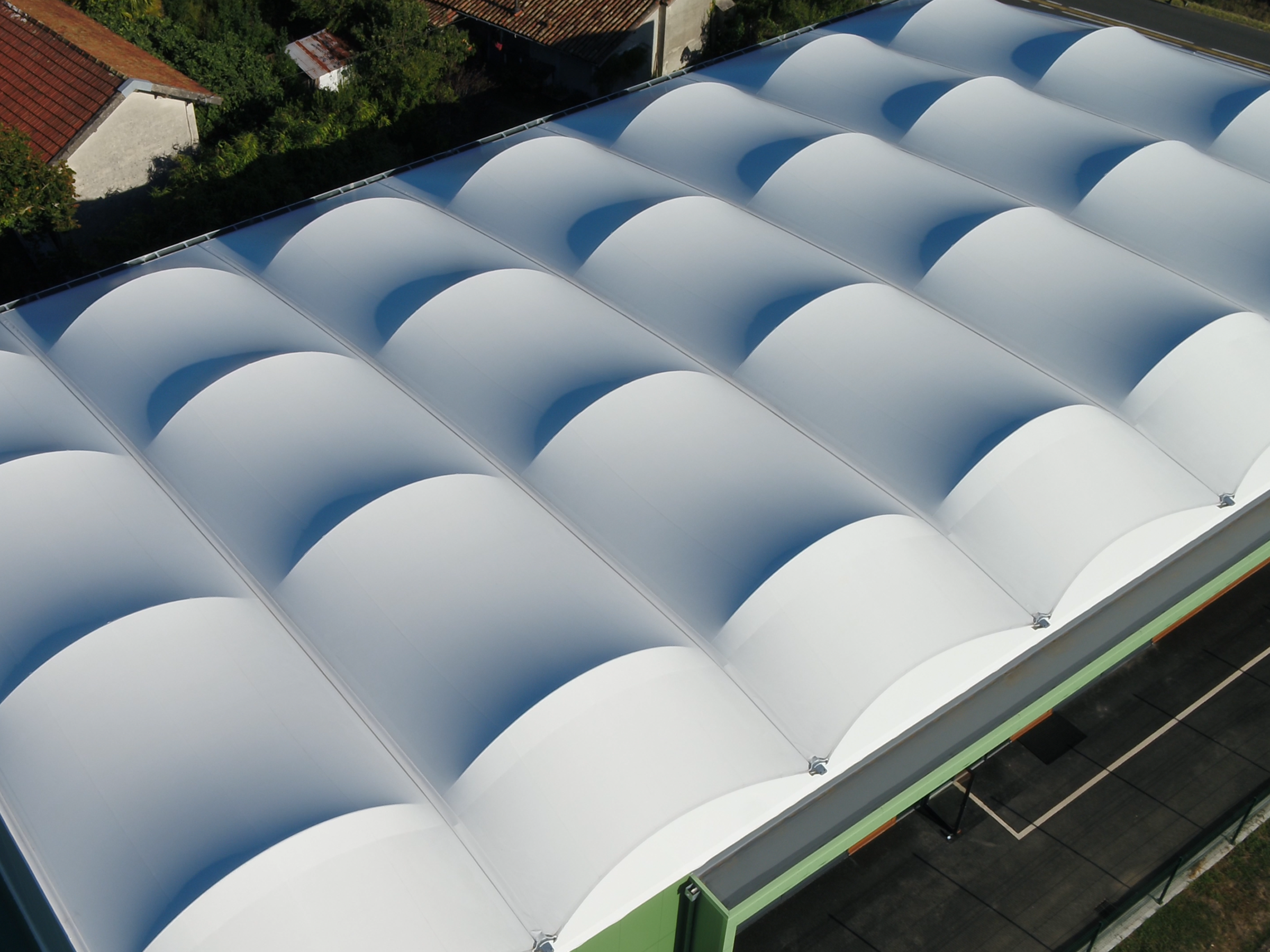 Vue aérienne du court de tennis à Belin-Béliet (© ACS Production)