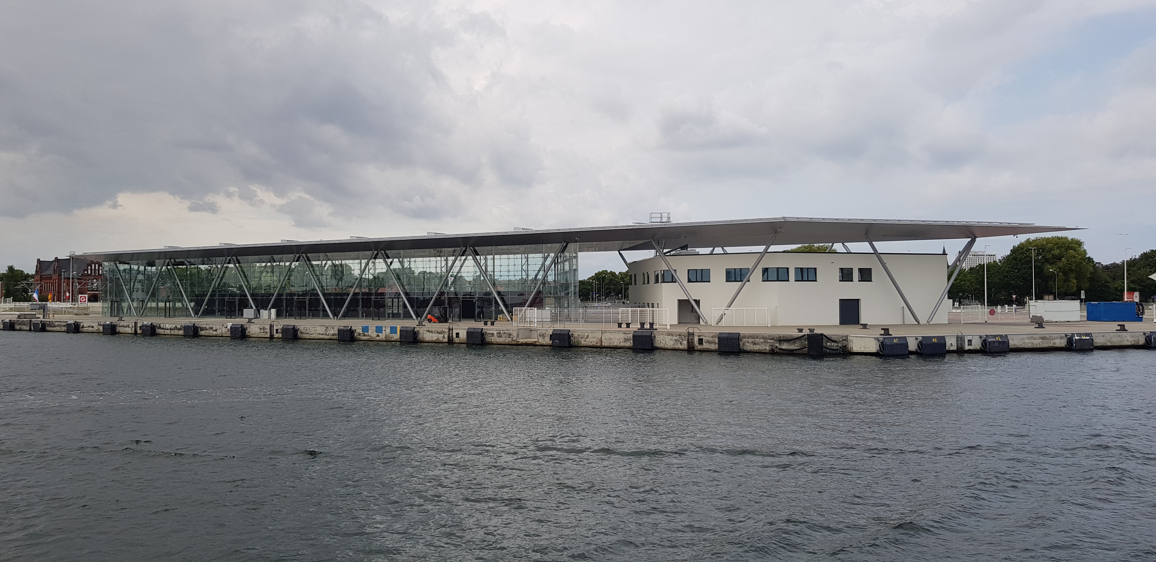 Vue du terminal depuis la rive