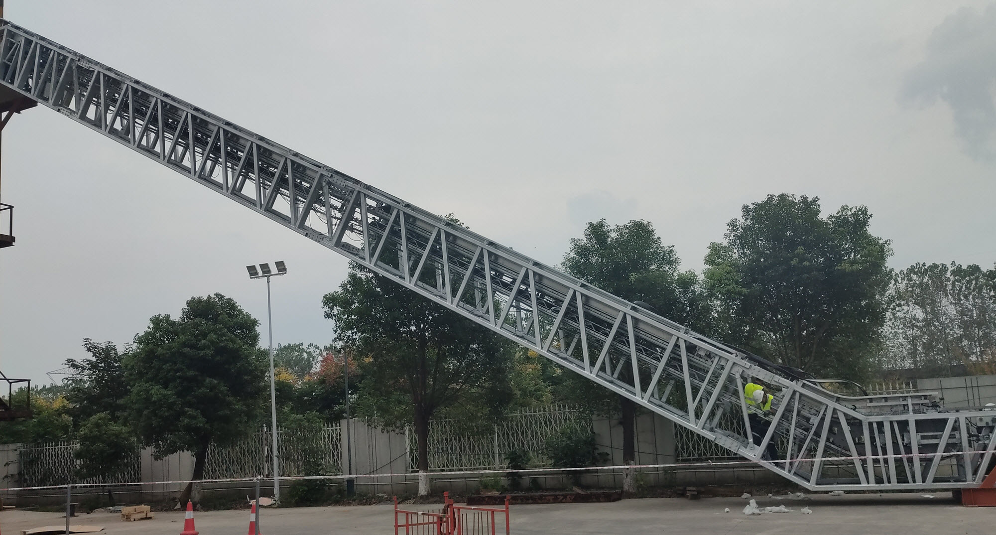 Treillis d'escalator lors du montage sur le site d'essai (© Giant KONE Elevator Co., Ltd.)