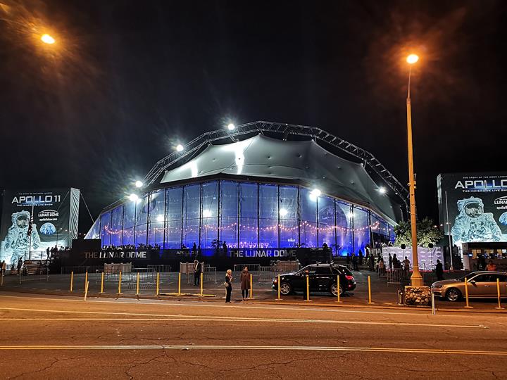 Chapiteau pour le spectacle itinérant Apollo 11 de nuit (© Matthew Churchill Productions Ltd.)
