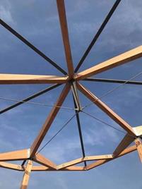 Installation du poinçon de la toiture (© Jing Kong & Associates Consulting Structural Engineers Inc.)