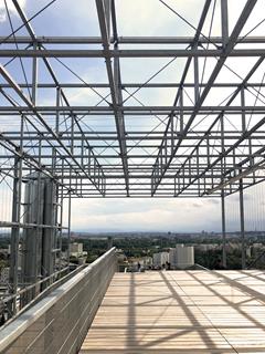 Vue de la ville de Linz depuis le dernier niveau de la terrasse (© Bollinger + Grohmann)