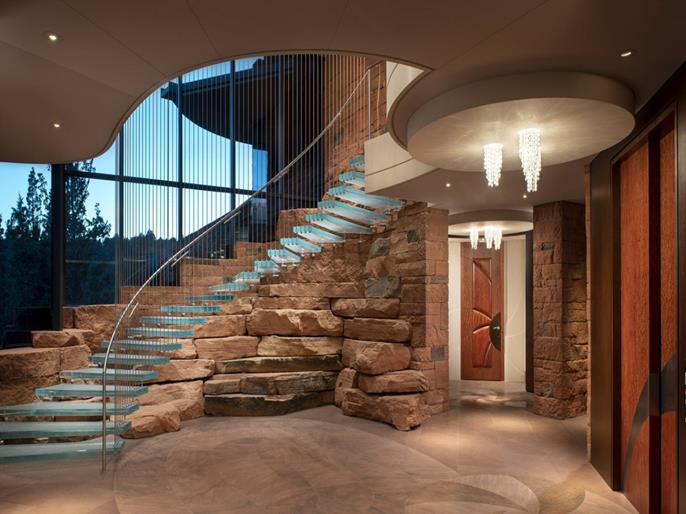 Escalier suspendu en verre de la résidence Moongate à Sedona, Arizona, États-Unis (© SWABACK pllc)