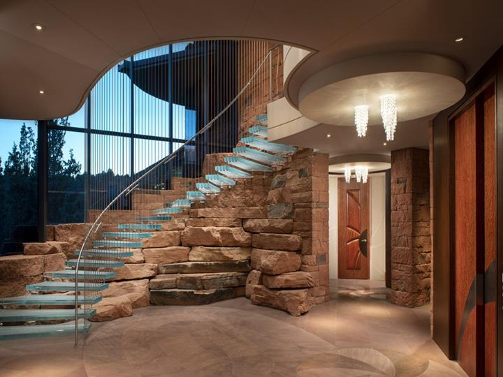 Escalier suspendu en verre de la résidence Moongate à Sedona, Arizona, États-Unis (© SWABACK pllc)