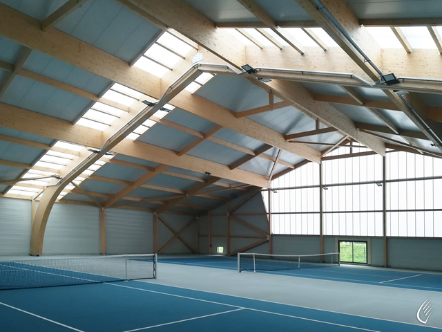 Vue intérieure de la structure en bois recouvrant les deux courts de tennis, Montmélian, France (© cbs-cbt )