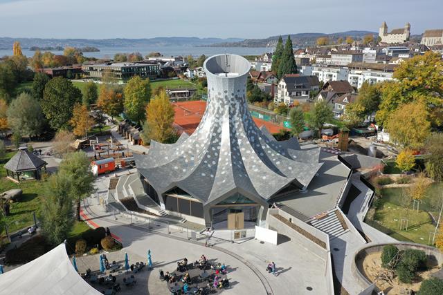 Le « Chapeau magique » de Knies à Rapperswil, Suisse (© Ghisleni Partner AG)
