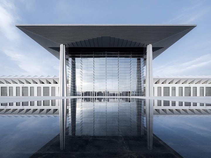 Entrée avec façade acier-verre (© CreatAR Images)