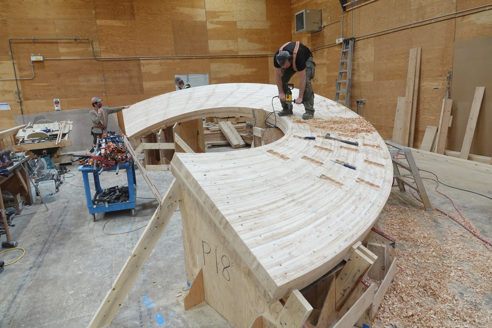 Fabrication d'un élément en bois lamellé-croisé (© StructureCraft)