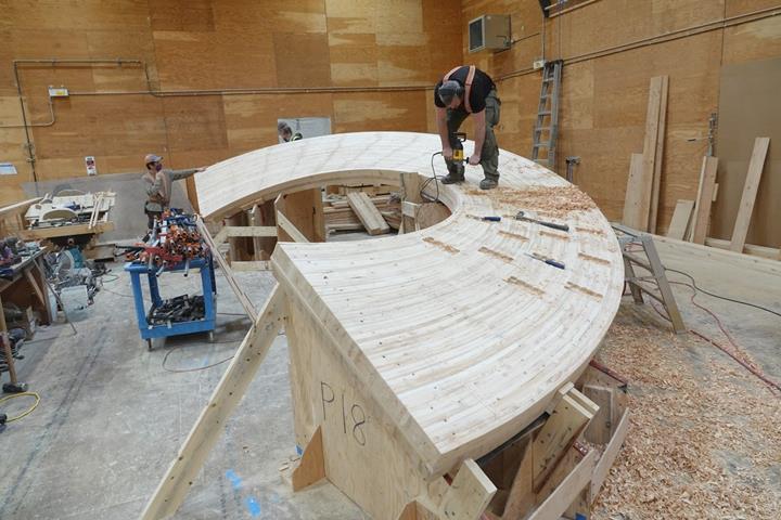 Fabrication d'un élément en bois lamellé-croisé (© StructureCraft)