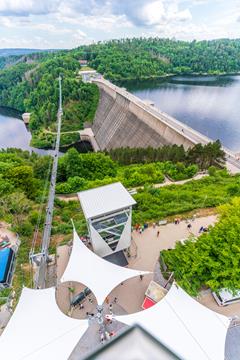 Vue de la tour jusqu'à la toiture en membrane (sur la photo ci-dessous), le Rappbodetalsperre et le pont suspendu (© © Harzdrenalin)