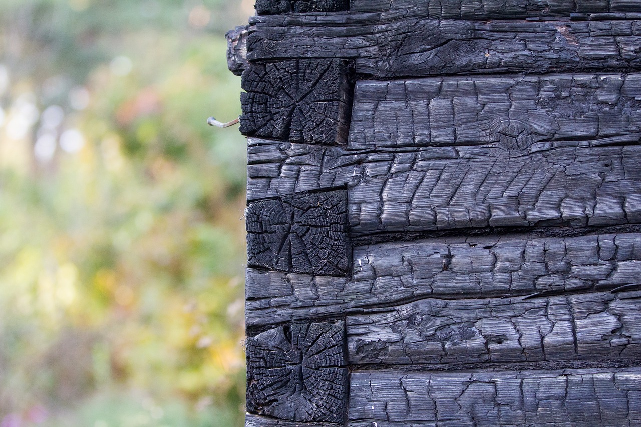 Maison en bois après un incendie