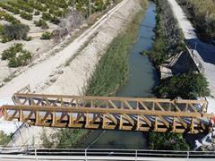 Passerelle en bois au-dessus du canal d'irrigation Reguerón à Orihuela (© SIDO Madera)