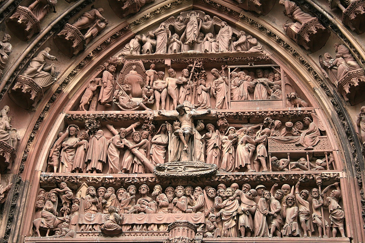 Ornements sur la façade de l'église
