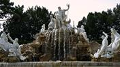La célèbre fontaine de Neptune : Chateau de Schönbrunn, Vienne - Autriche