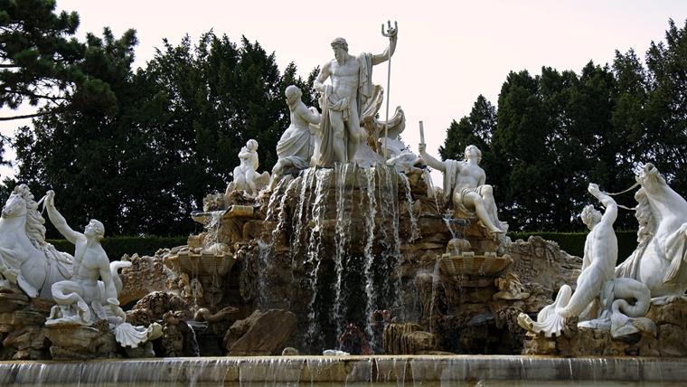 La célèbre fontaine de Neptune : Chateau de Schönbrunn, Vienne - Autriche