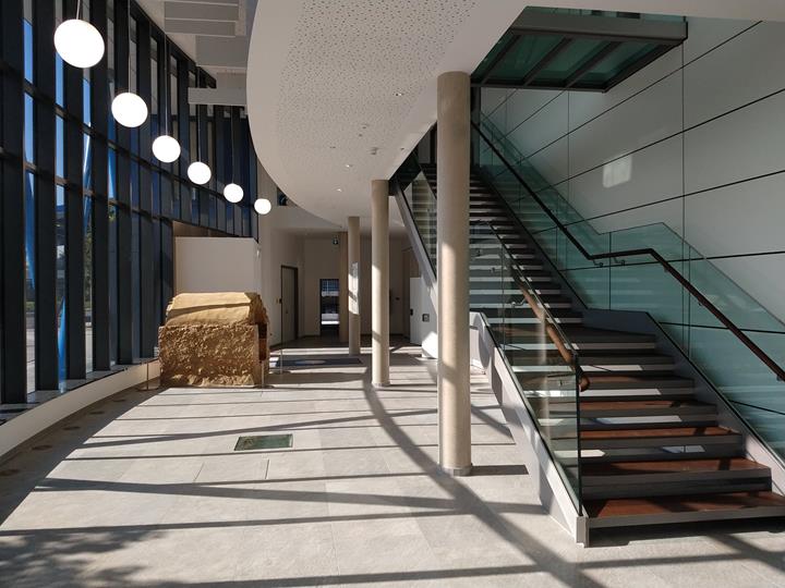 Escalier en verre à l'entrée | © Tragwerker GmbH