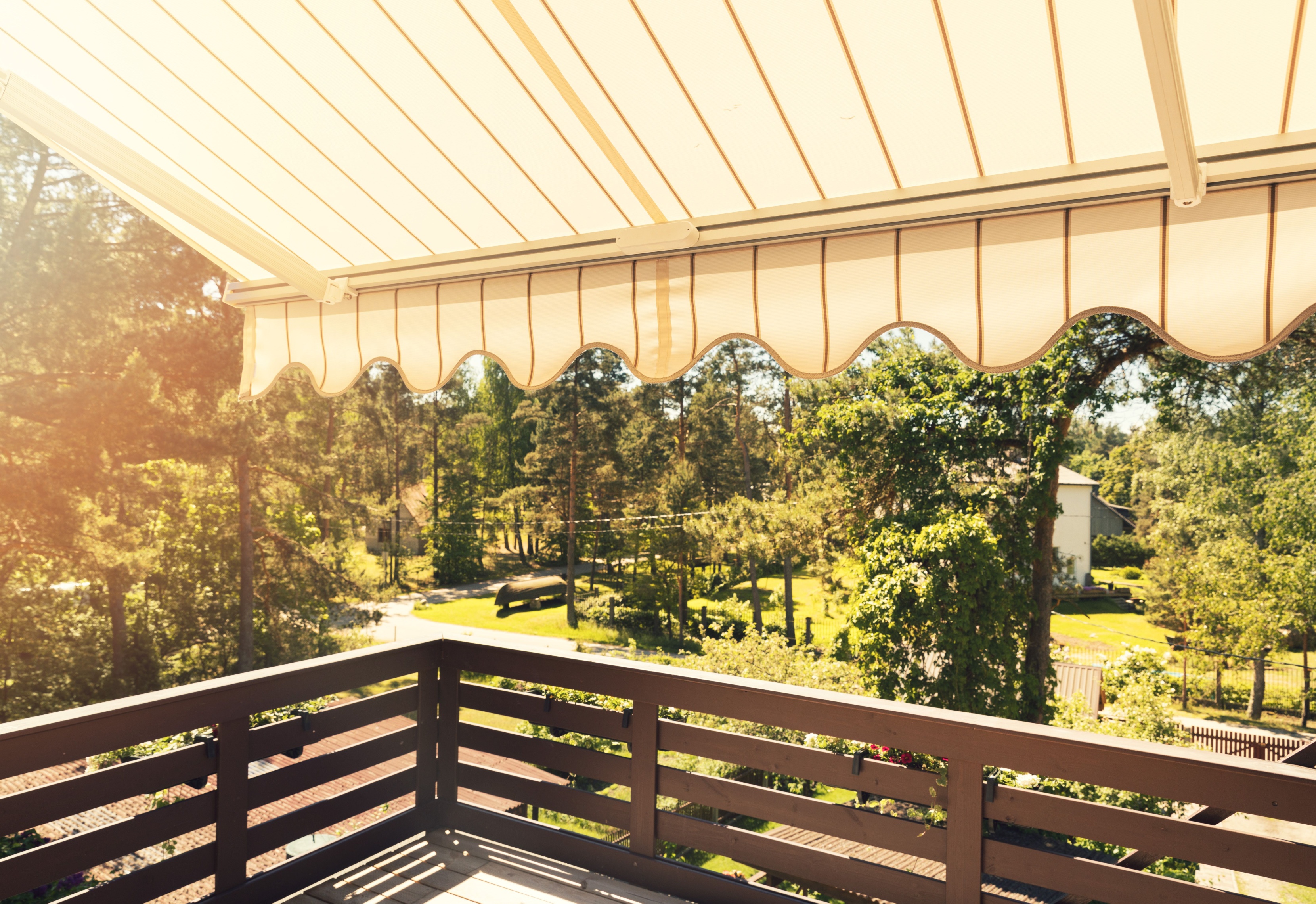 Les auvents utilisés dans de nombreuses maisons protègent du soleil et de la pluie.