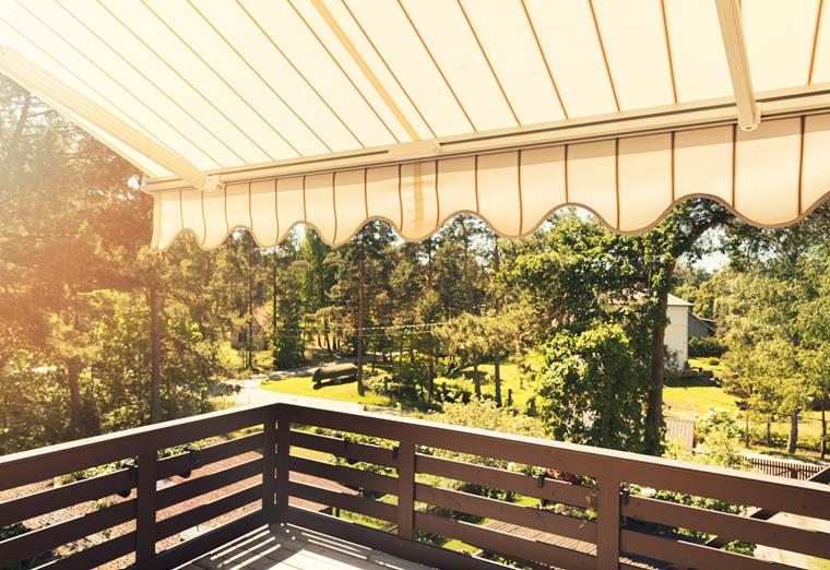 Les auvents utilisés dans de nombreuses maisons protègent du soleil et de la pluie.