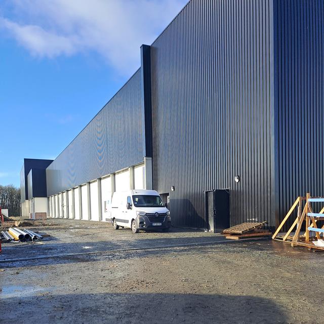 Vue extérieure de l'unité de production et de stockage de viennoiseries | © GH HERVOUET