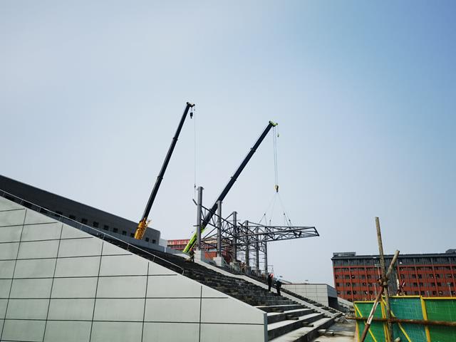 Montage de la structure de toiture à membrane métallique | © Jiangsu Jingong Space Structure Co., Ltd.