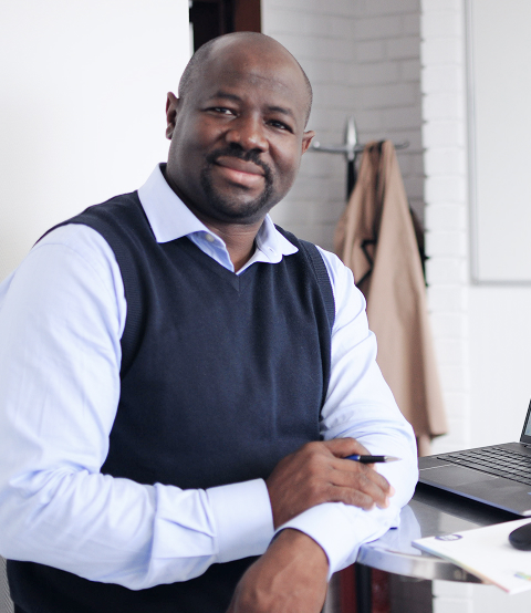 Groupe de salariés posant ensemble, illustrant le travail d’équipe et la diversité