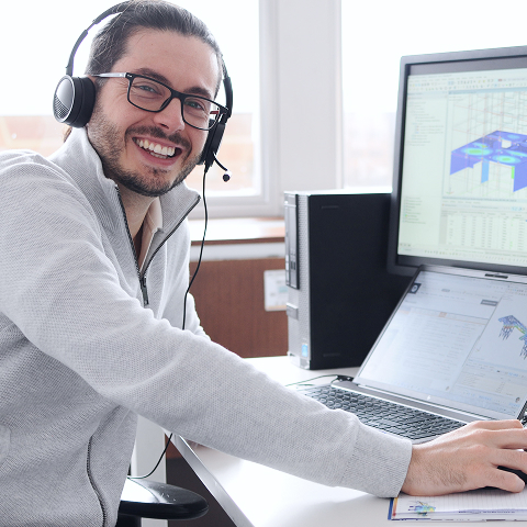 Groupe de professionnel lors d’un événement carrière, discutant des opportunités futures