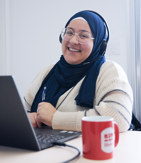 Groupe de jeunes professionnels collaborant autour d’un projet commun en environnement de bureau.