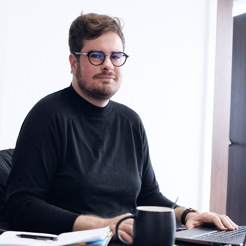 Une équipe inspirante discute des stratégies de développement de carrière dans le domaine de l’ingénierie, en partageant des connaissances et des idées pour la croissance professionnelle.