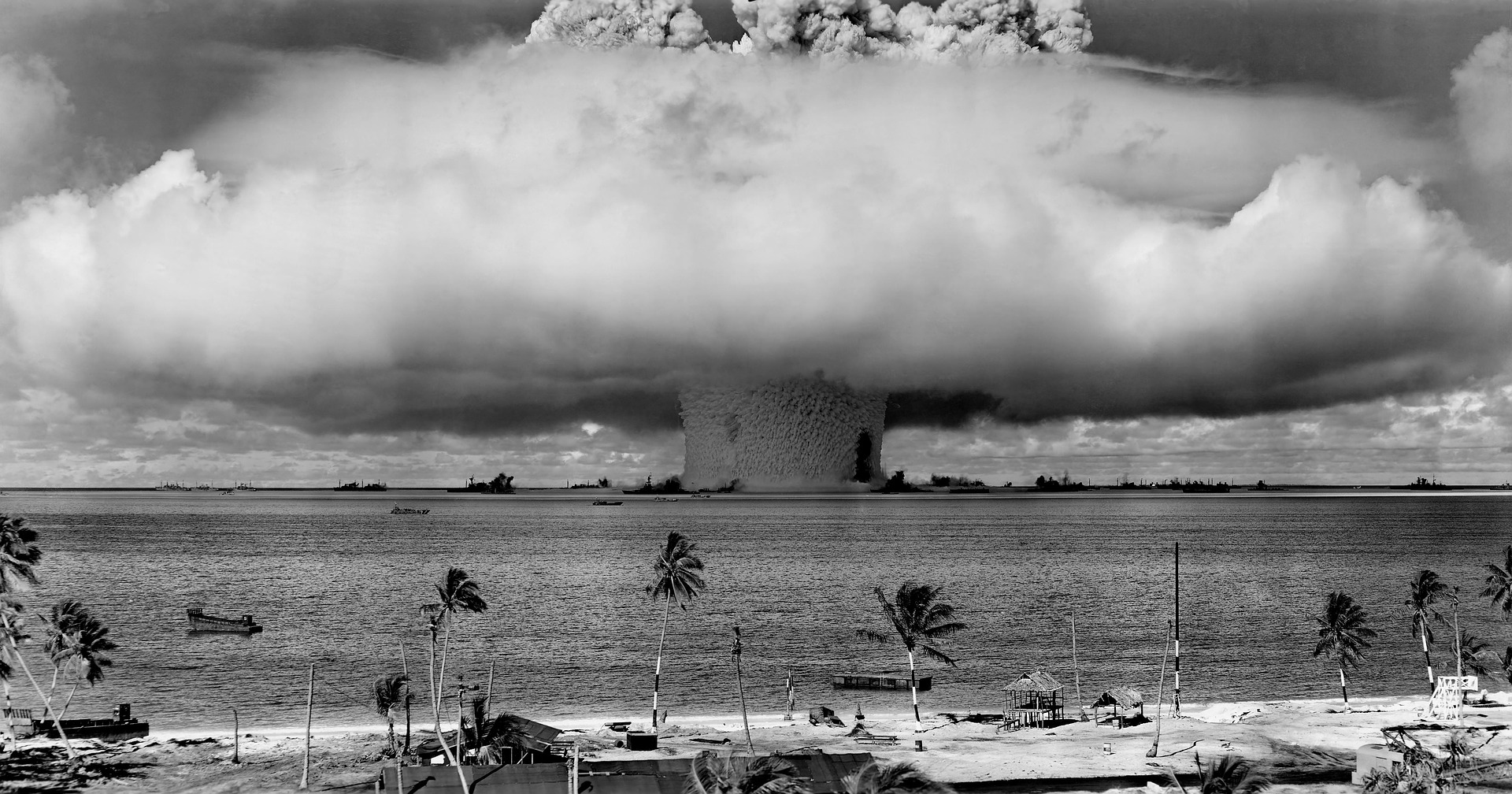 Explosion typique d’une bombe atomique lors d’un essai sur l'atoll de Bikini entre 1940 et 1950.