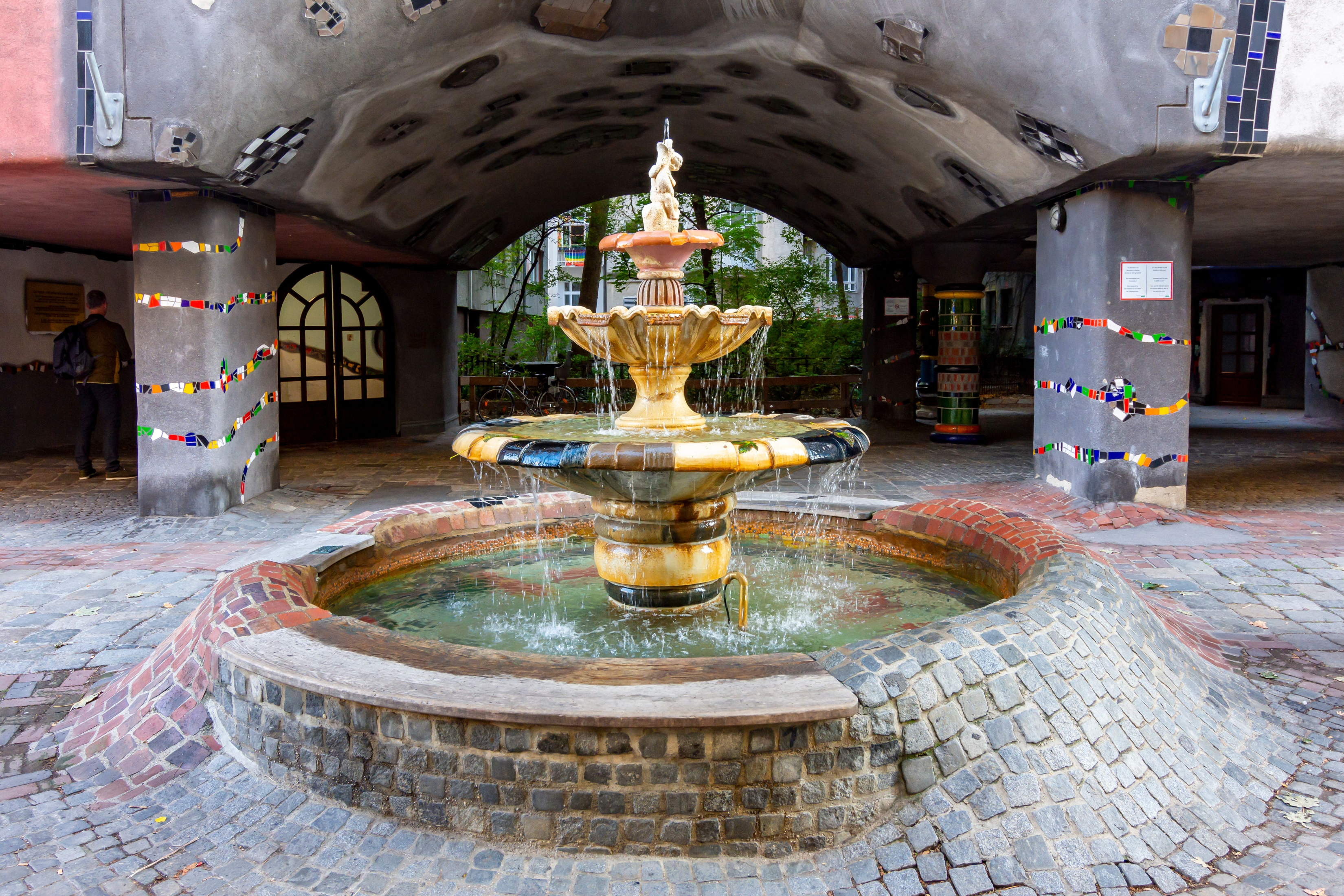 Il n’y a pas que sur l’intérieur de la maison Hundertwasser de Vienne que l’artiste a bien travaillé.