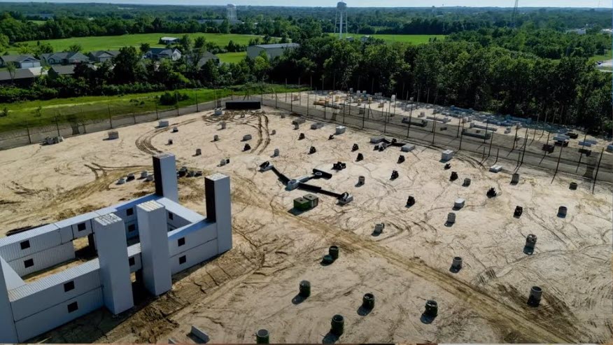 Vue en plongée de Bowser’s Castle, structure modulaire en conteneur en acier, aux États-Unis, © GG SPORTS PARK