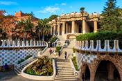 Le parc Güell à Barcelone montre l’association harmonieuse de Gaudí entre la nature et les détails sculpturaux