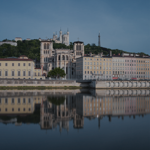 Photo capturant l'événement Community Days 2025 à Lyon, France avec signalétique moderne et éléments urbains.