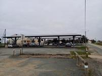 Ombrières photovoltaïques sur parking en Vendée fournissant énergie solaire et ombrage aux véhicules