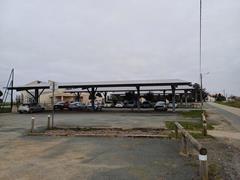 Ombrières photovoltaïques sur parking en Vendée fournissant énergie solaire et ombrage aux véhicules