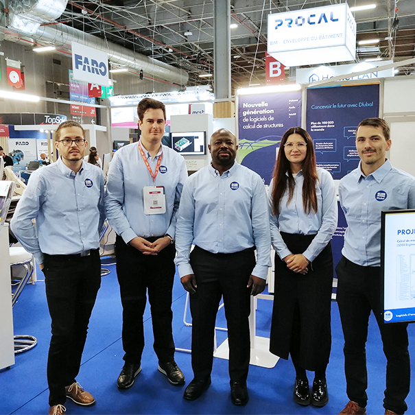 Experts présentant les nouvelles fonctionnalités à travers des démonstrations en direct, optimisant les processus.