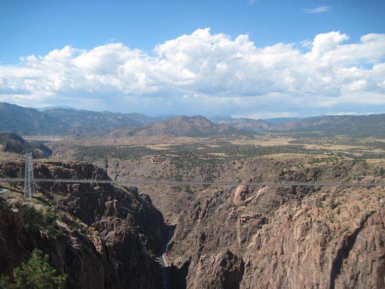 Le Royal Gorge Bridge au Colorado est un pont impressionnant offrant une vue spectaculaire.