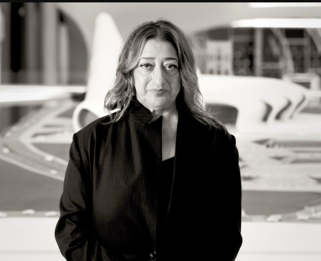 Les concepts de bâtiments futuristes de Zaha Hadid présentent des formes novatrices et des structures courbes.