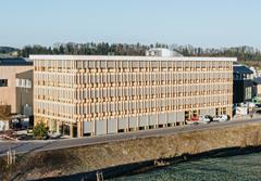 Bureaux modernes en structure bois à grande façade vitrée, conçus par Blumer Lehmann