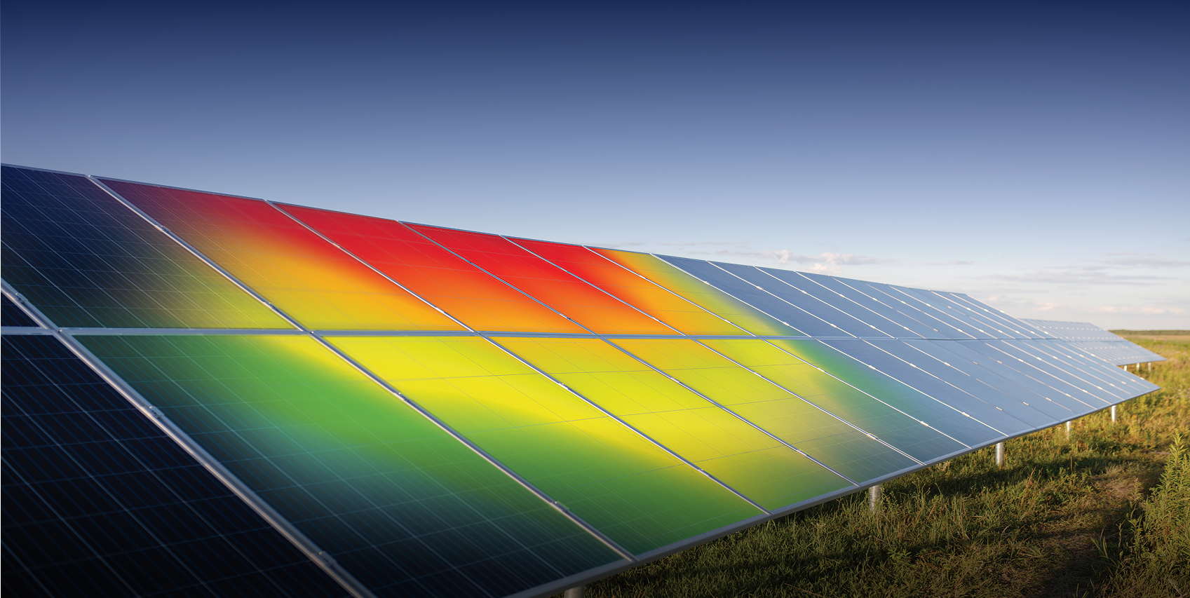 Panneaux solaires installés sur un système de montage, illustrant une application de structure solaire sous un soleil éclatant.