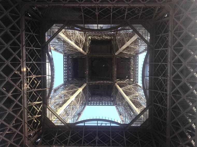 Vue intérieure de la structure métallique impressionnante de la Tour Eiffel depuis le bas