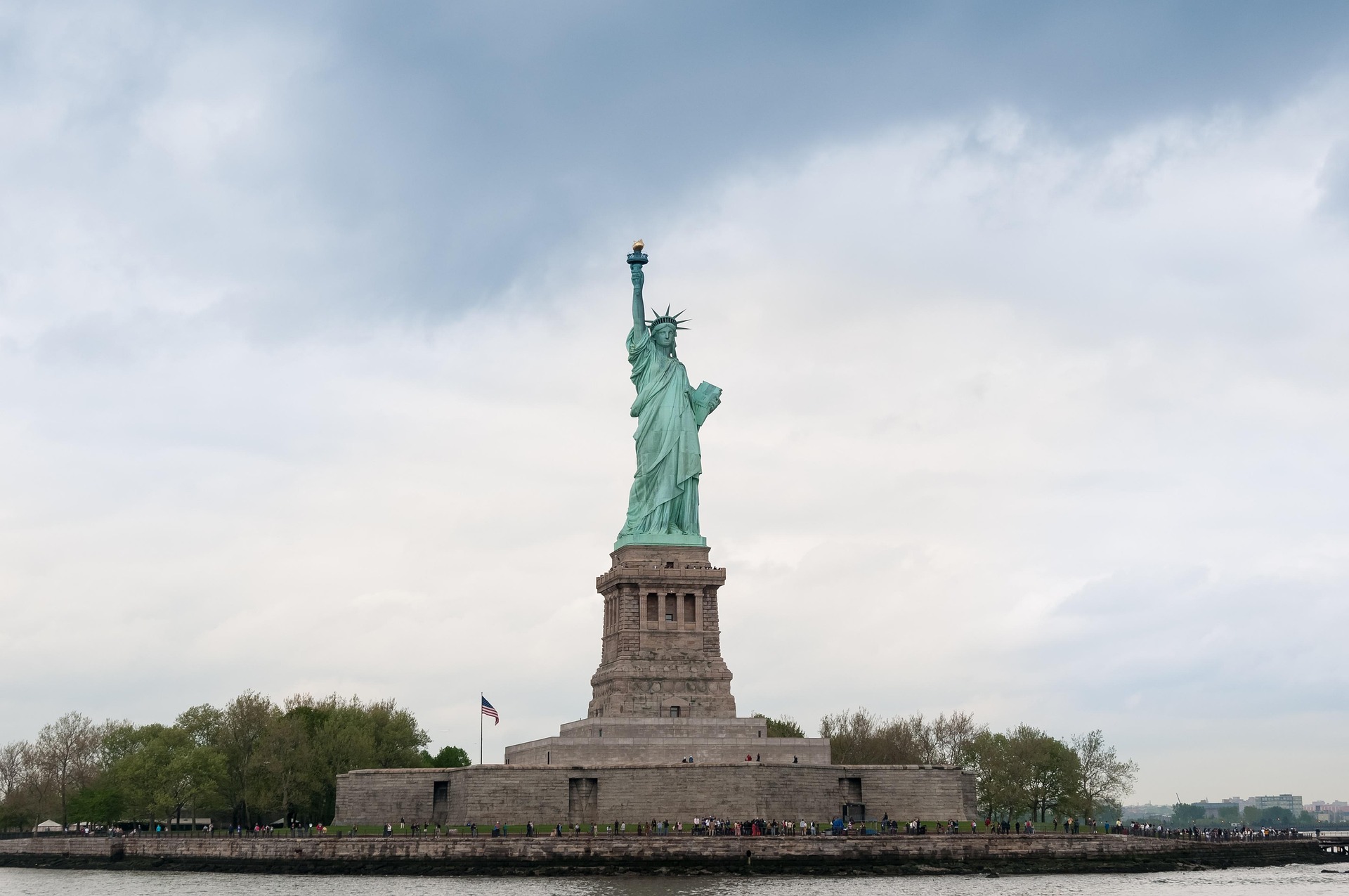 Statue de la liberté à New York avec un ciel bleu en arrière-plan, symbolisant la liberté et la démocratie.