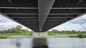 Vue de dessous du pont du Kuhdammweg à Wustermark, mettant en valeur la structure en acier