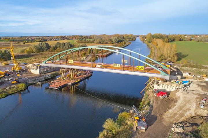 Vue de l’installation du pont du Kuhdammweg depuis la rive droite