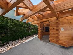 Structure en bois des murs et de la toiture d’un bâtiment de service à Torghatten. Vue de la construction en bois architecturale avec son langage de design particulier et des détails techniques structurels.