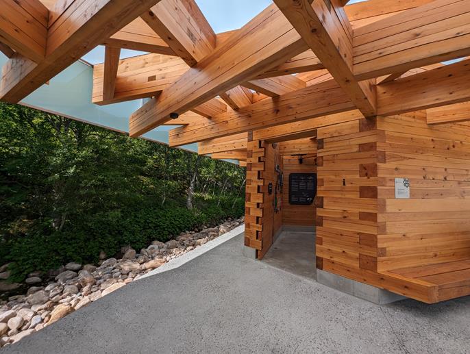Structure en bois des murs et de la toiture d’un bâtiment de service à Torghatten. Vue de la construction en bois architecturale avec son langage de design particulier et des détails techniques structurels.