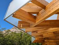 Détail de la toiture en bois d’un bâtiment de services à Torghatten